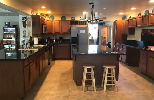 Chico Villa | AVAILABLE! Sleeps 10. A Chico Tradition! Stay at the Villa Chicon2024 CHICO GRAD