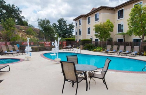 Thousand Oaks House | Awesome Lodging! 3 Spacious Units w/Full Kitchens