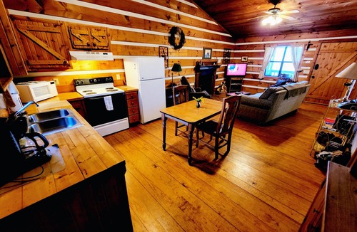 Sevierville Cabin | B's Nest a Private & Clean w Mtn Views & Hot Tubs!