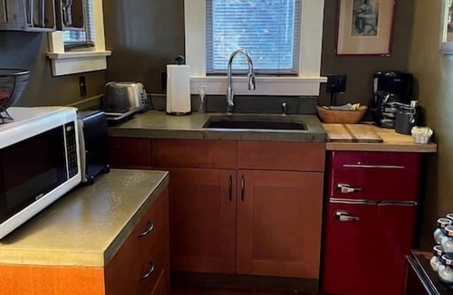 Lower State Apartment | Baby Dux - Hip Hideaway on the Urban Wine Trail