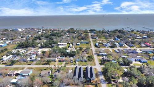 San Leon House | Bay Breeze Bungalow - Game Room & Pet Friendly