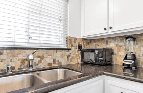 Old Towne Apartment | Bay View Beach Oasis | 2 King Beds