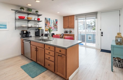 Mission Beach Condo | Bayfront, large-1,418 ft2 condo, 180 degree water views. Parking on site. A/C.