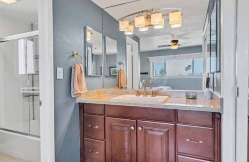 San Diego Condo | Bayfront Perfectly located 2bdrm 1 Parking spot with lots of free parking nearby