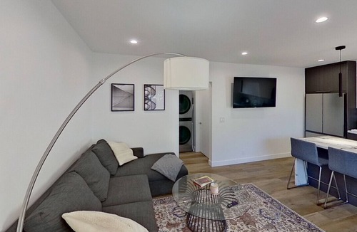 Toluca Lake Apartment | BEAUTIFUL NOHO 1-BEDROOM APARTMENT: NEWLY REMODELED w/PARKING & EV CHARGER p70