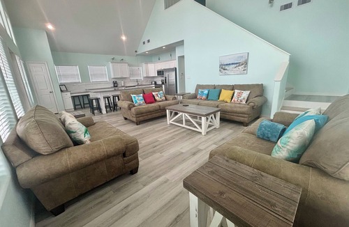 Gilchrist House | BEACH FRONT with amazing ocean views and great loft