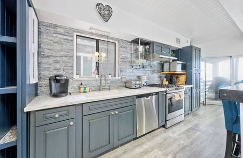 West Newport House | Beach Home, Great Location, Views, Walk to All, Sleeps 8 in beds