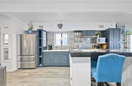 West Newport House | Beach Home, Great Location, Views, Walk to All, Sleeps 8 in beds