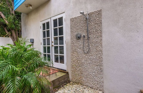 Marina Peninsula House | Beach House 1 block to Venice w/Rooftop & Parking