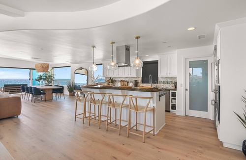 Townsite House | Beachfront Boho Dream Penthouse. Walk 2 Everything! Newly designed SLEEPS 10!
