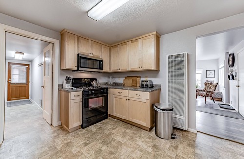 Westhaven-Moonstone House | Beachfront Escape at Moonstone Beach with sunset-view deck, washer/dryer & WiFi
