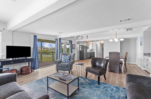 Galveston House | Beachfront, Unobstructed views! Hot Tub, Golf Cart! 3/2. 8 min to Moody Gardens
