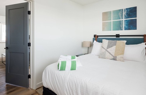 Townsite Condo | Beachside Queen Suite Steps from the Sand (301)