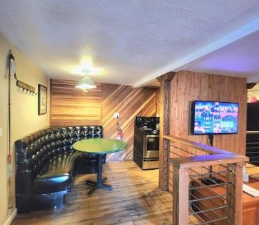 West Village House | Bear Cave- Pet Friendly Suite In Shaver Lake