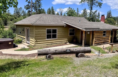 Mariposa Cabin | Bear Creek Cabin w/Hot Tub, Pets on 40 acres!