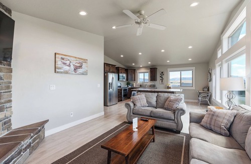 Sweetwater Cabin | Bear Lake Cabin Sleeps 12! Game Room! Plenty of parking for cars and Toys!