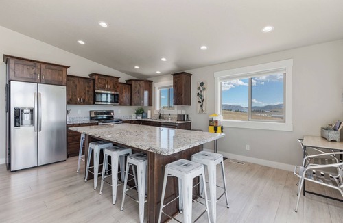 Sweetwater Cabin | Bear Lake Cabin Sleeps 12! Game Room! Plenty of parking for cars and Toys!