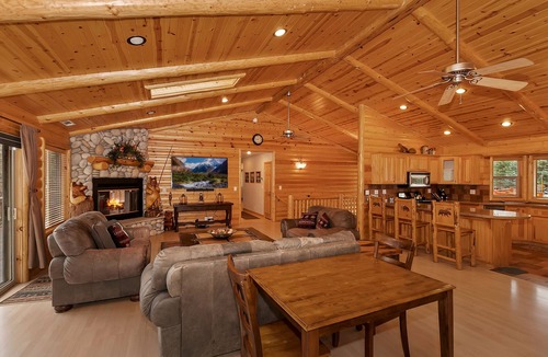 Castle Glen Estates Cabin | Bear Pause By Destination Big Bear: Castle Glen Estates Log Cabin Home! PET FRIENDLY! Fully Fenced! Pool Table! HOT TUB! Boarders Eagle Preserve!
