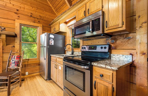 Pittman Center Cabin | Bear Crossing: Charming Cabin with Beautiful View of The Great Smoky Mountains