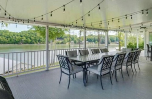 Oak Grove Cottage | Beautiful 2-bedroom Lake front cottage with AC in charming Johnson City