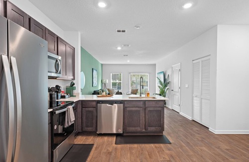 Baymeadows House | Beautiful 2BR Townhome Close to beach/Mayo Clinic