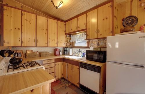 Woodland Park Cabin | Beautiful deck, listen to the creek