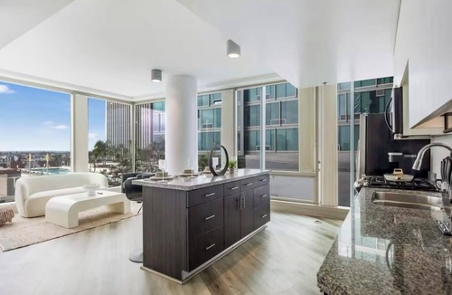 Vernon Apartment | Beautiful luxury high-rise condo with views of downtown Los Angeles in Koreatown