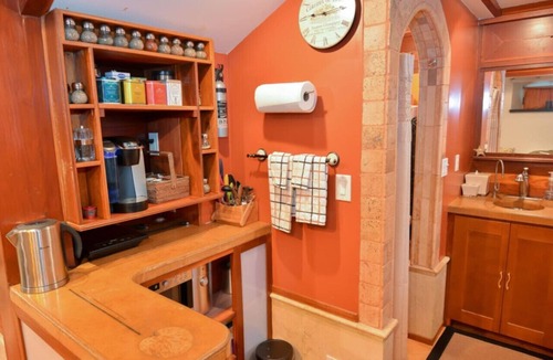 Albany Condo | Beautiful Modern European Style in Law Unit Albany Tropical Yard Jacuzzi Pizza