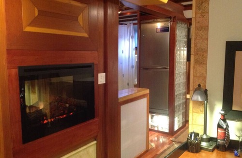 Albany Condo | Beautiful Modern European Style in Law Unit Albany Tropical Yard Jacuzzi Pizza