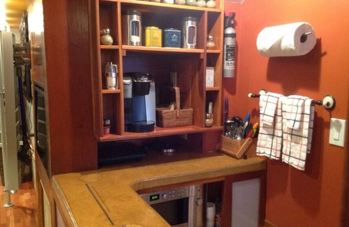 Albany Condo | Beautiful Modern European Style in Law Unit Albany Tropical Yard Jacuzzi Pizza