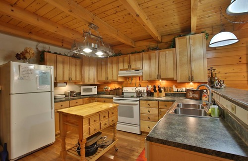 Burnsville Cabin | Beautiful Moody Log Cabin/Mountain Chalet in Blue Ridge Mountains & Hot Tub