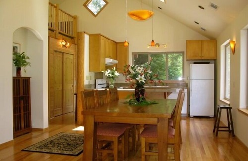 Butte Ski Chalet | Beautiful, Warm & Welcoming-Redwoods, River, Beaches includes Hot tub