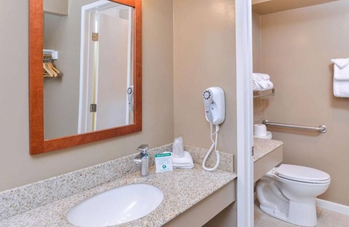 Solvang Hotel | Best Value Stay! Comes with Continental Breakfast and Parking, Outdoor Pool