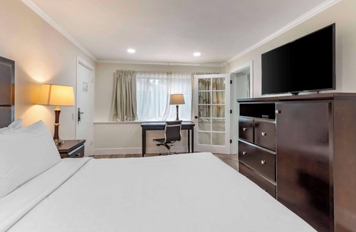 Northwest Carmel Hotel | Best Western Carmel's Town House Lodge