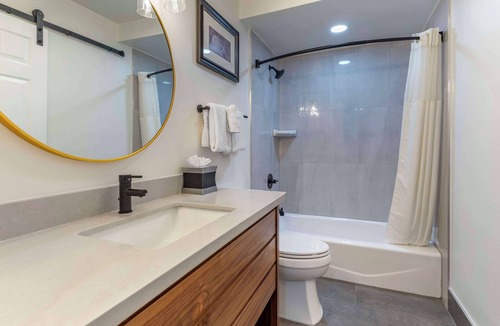 Northwest Carmel Hotel | Best Western Carmel's Town House Lodge