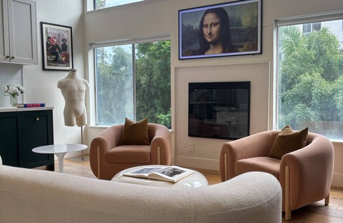 The Flats Apartment | Beverly Hills Luxe Rooftop Retreat – Cozy Fireplace & Stunning Views