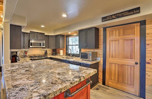 Moonridge House | Big Bear Lake Cabin w/Hot Tub < 1 Mi to Skiing!