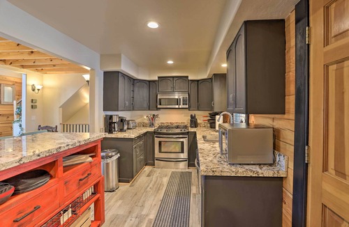 Moonridge House | Big Bear Lake Cabin w/Hot Tub < 1 Mi to Skiing!