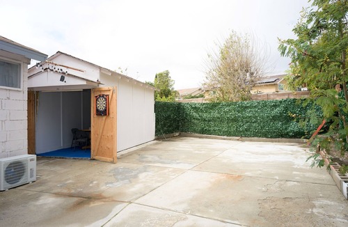 Simi Valley Apartment | Big gated yard, Work/play room, King bed