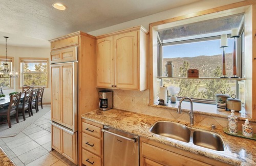 Castle Glen Estates House | BIG Lake Views/AC/King Beds/Garage/Balconies/Games/Snow Summit, Marina, Village