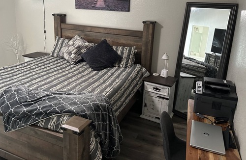 Shasta Lake House | Bigfoot house-10 min from the Lake with sparkling pool and all new furnishings.