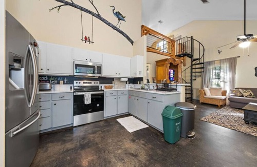 Prairie Lea House | Bird House Countryside Pecan Farm 6acre San Marcos