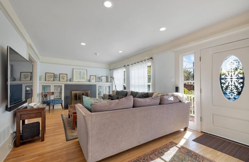 Village of La Jolla House | “Blue Door Cottage by the Sea,” La Jolla Village & Cove, Only 4 blocks to Beach