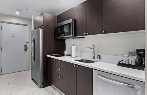 Doral Condo | Blue King Suite in Miami!