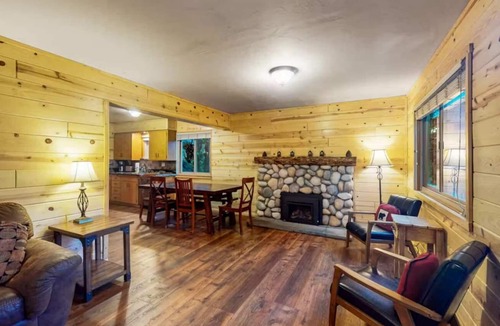 Sierra Cedars Cabin | Blue Meadow Cottage-5 mins from the lake!