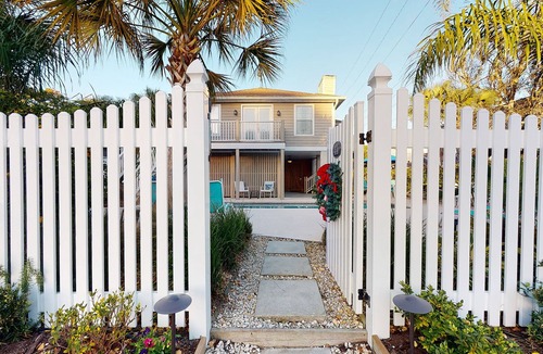 East Beach House | Blue Star Bungalow steps to the Beach with Heated Pool, sleeps 8