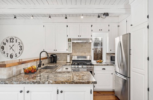Diamond Crestview Cottage | Bluebird Beach Cottage - walk to beach & village