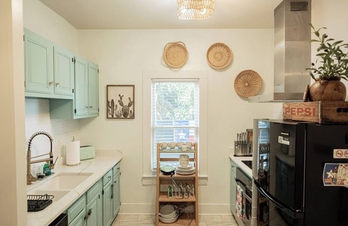 Government Hill House | Bluebonnet Cottage at The Pearl, River Walk, Downtown, Best Location