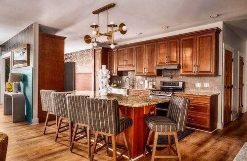 Candler House | BoHo Home|10 King beds|Hot tub|Barrel Sauna|SpeakEasy|Theater|5200SqFt