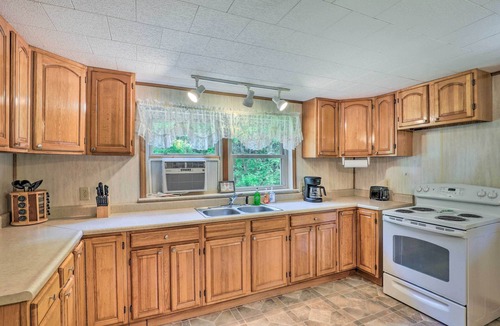 Marshall Cabin | Bonfires & BBQs! Creekside Retreat in Marshall